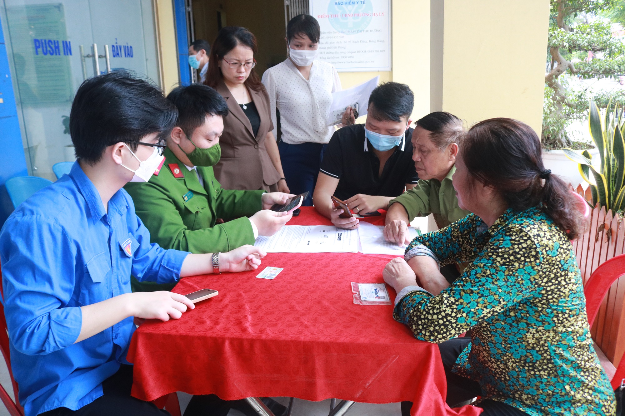 Phường Hạ Lý (Hồng Bàng): Ra mắt điểm hướng dẫn người dân kích hoạt tài khoản định danh, xác thực điện tử trên ứng dụng VNeID